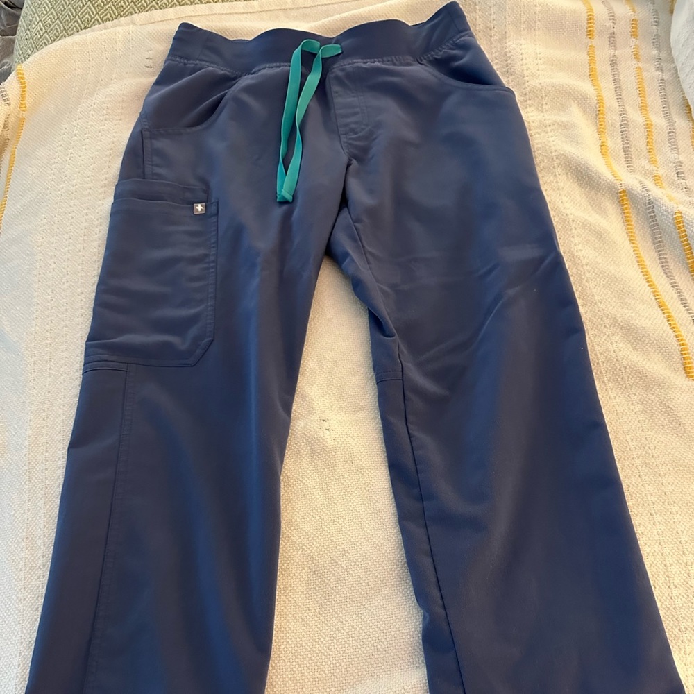 Figs XS petite Kade cargo scrub pants.